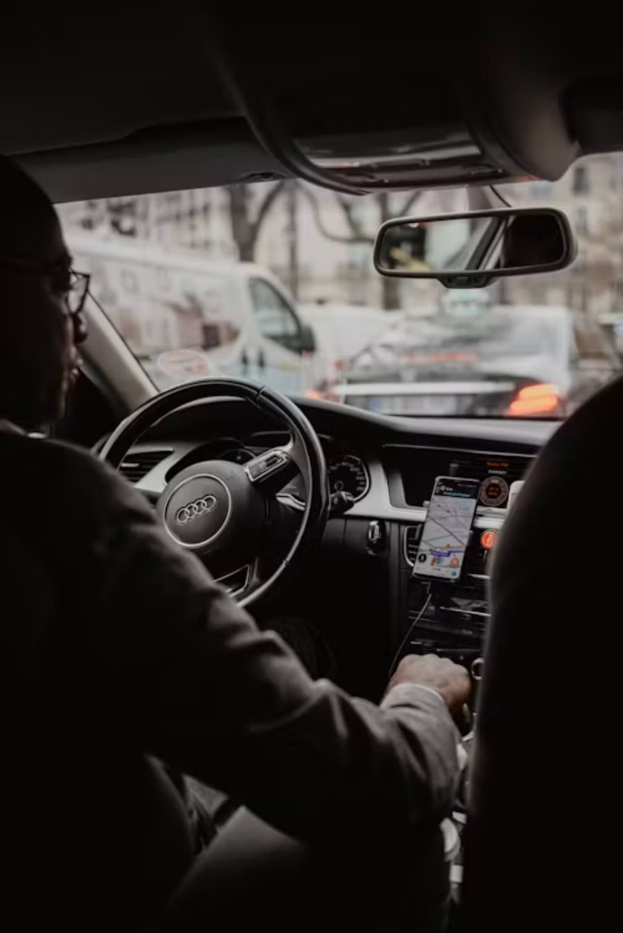 Motorista acompanhando a rota pelo GPS durante o trajeto