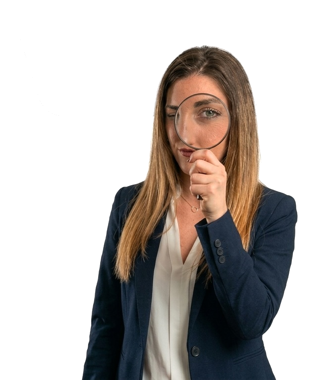 Profissional procurando oportunidades com uma lupa