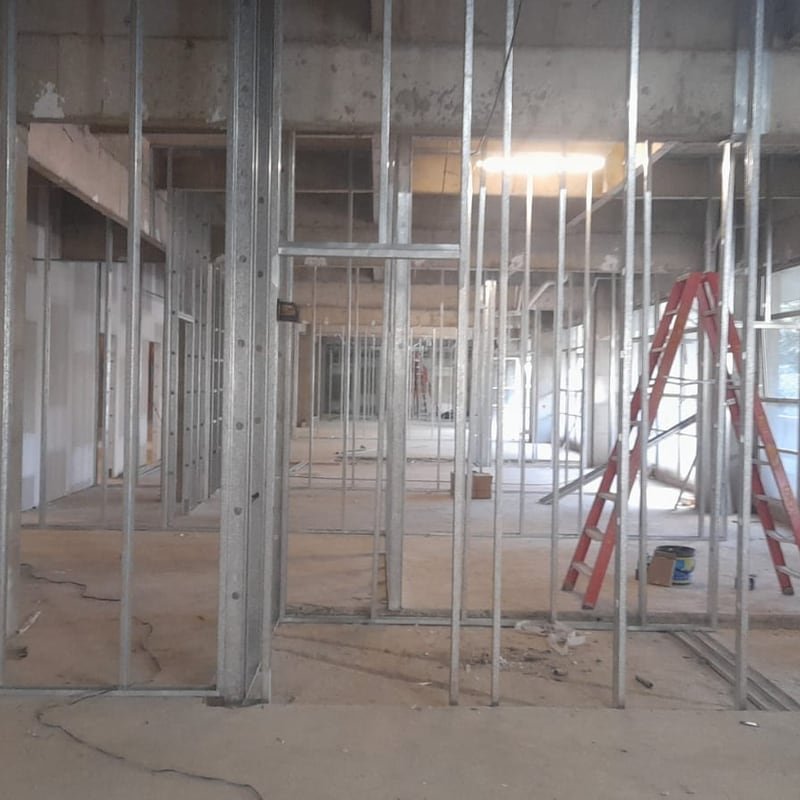 Montantes de drywall instalados em obra