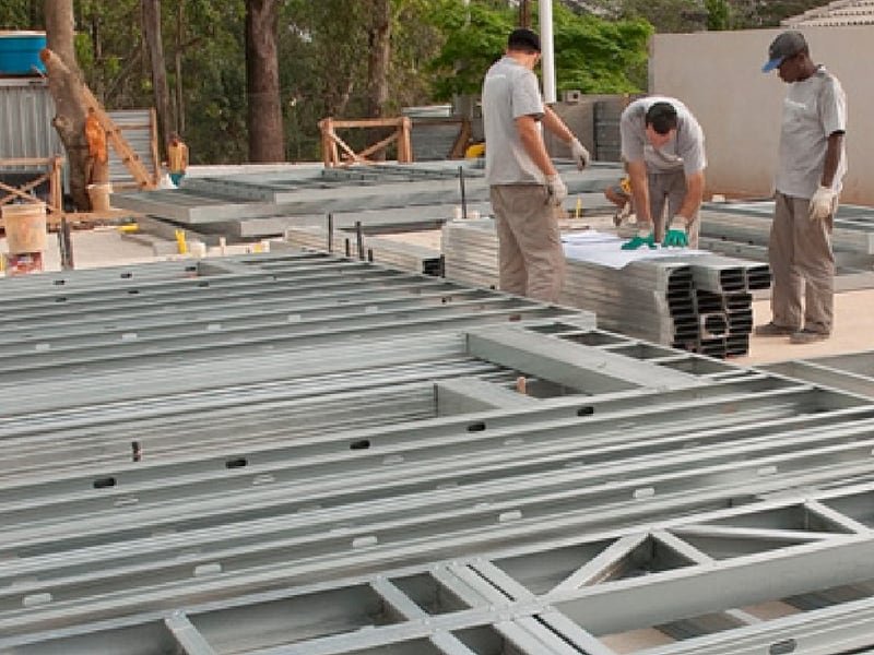 Equipe montando painéis de Light Steel Frame